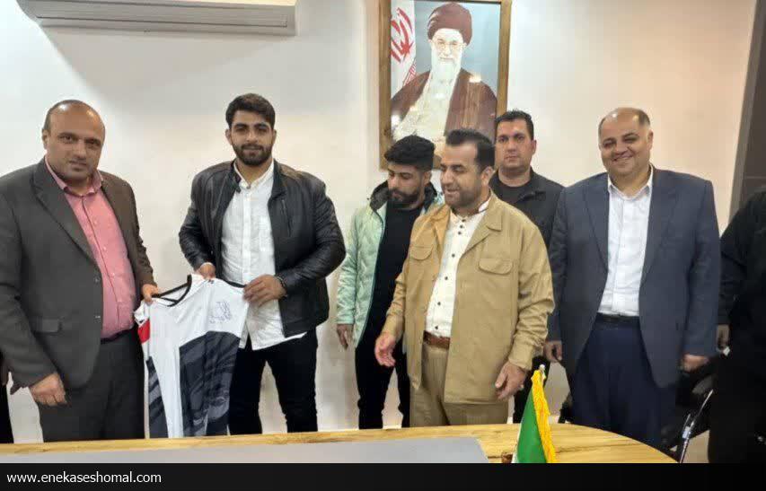 قهرمان کشتی المپیک در آزادی ۱۵ زندانی مشارکت کرد