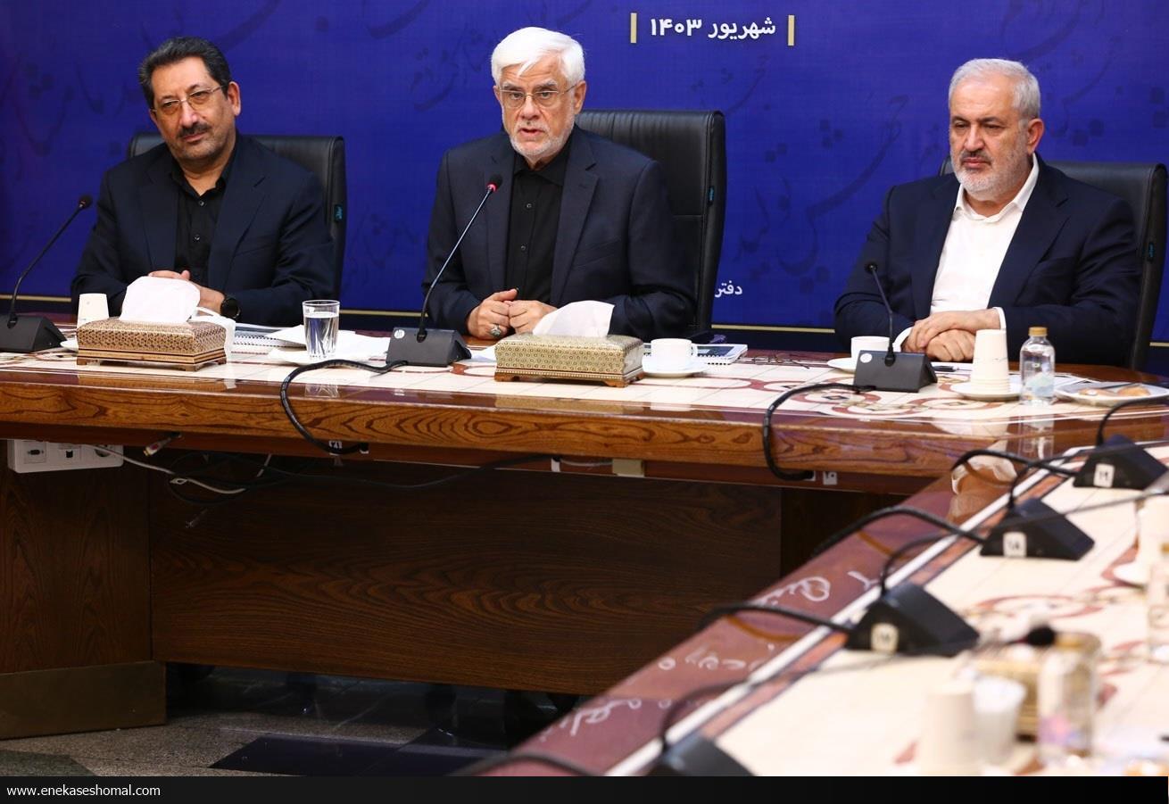 خودروسازان مردم را با پیش‌فروش سرکار می‌گذارند