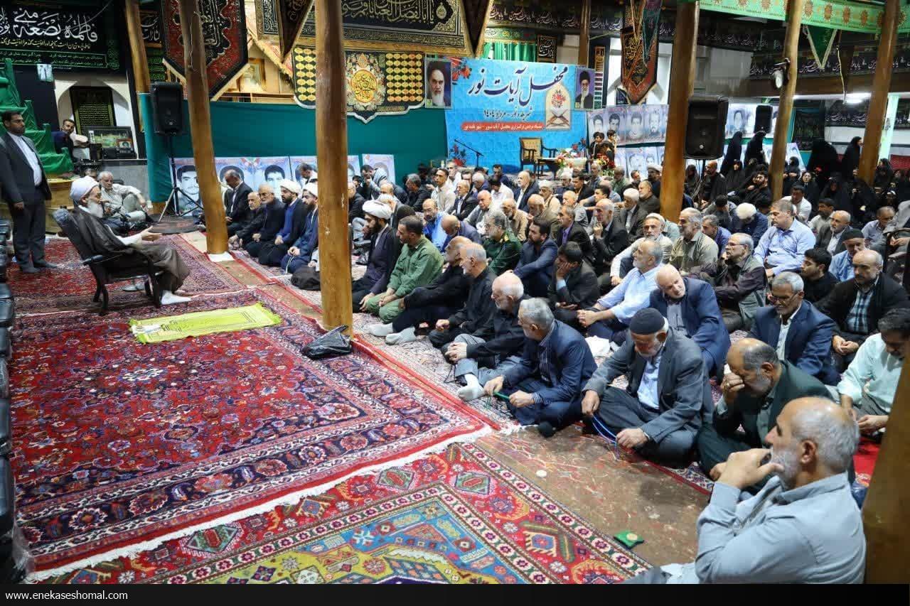 محفل قرآنی آیات نور با حضور نماینده ولی فقیه در بلده نور